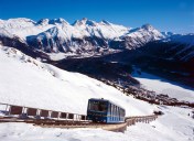 ENGADIN St. Moritz: Chantarallabahn mit Solarpannels mit Blick auf St. Moritz und gefrorenem St.&nbsp;Moritzersee